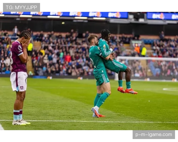 伯恩利重返英超联赛，升超成功开启新赛季征程