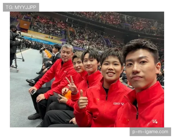 冯彦哲拎菜那张照片把我笑趴了，赛场上那套硬气全没了