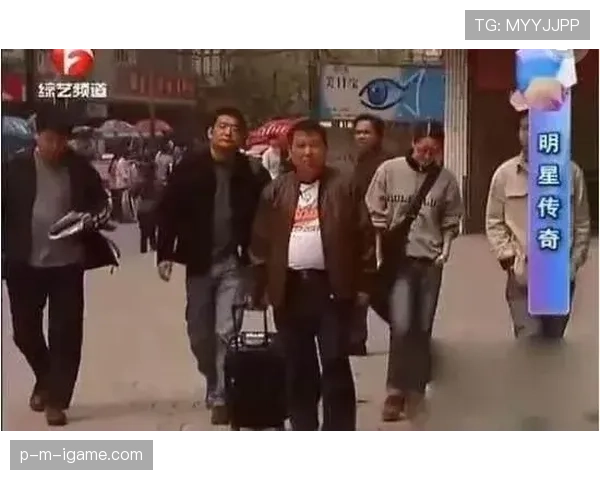 安赛龙随手一拎的行李袋像奢侈品橱窗，旁边路人：这是来看球还是看时装周