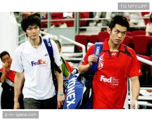 鲍春来退役后这松弛感谁懂啊，当年赛场上的冷面杀手现在晒太阳喝咖啡像换了个人