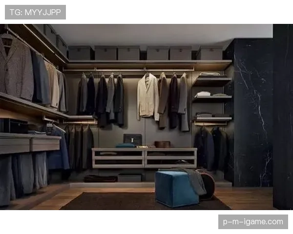 练俊杰衣帽间一开门那排鞋，我当场想放弃足球改做奢侈品顾问